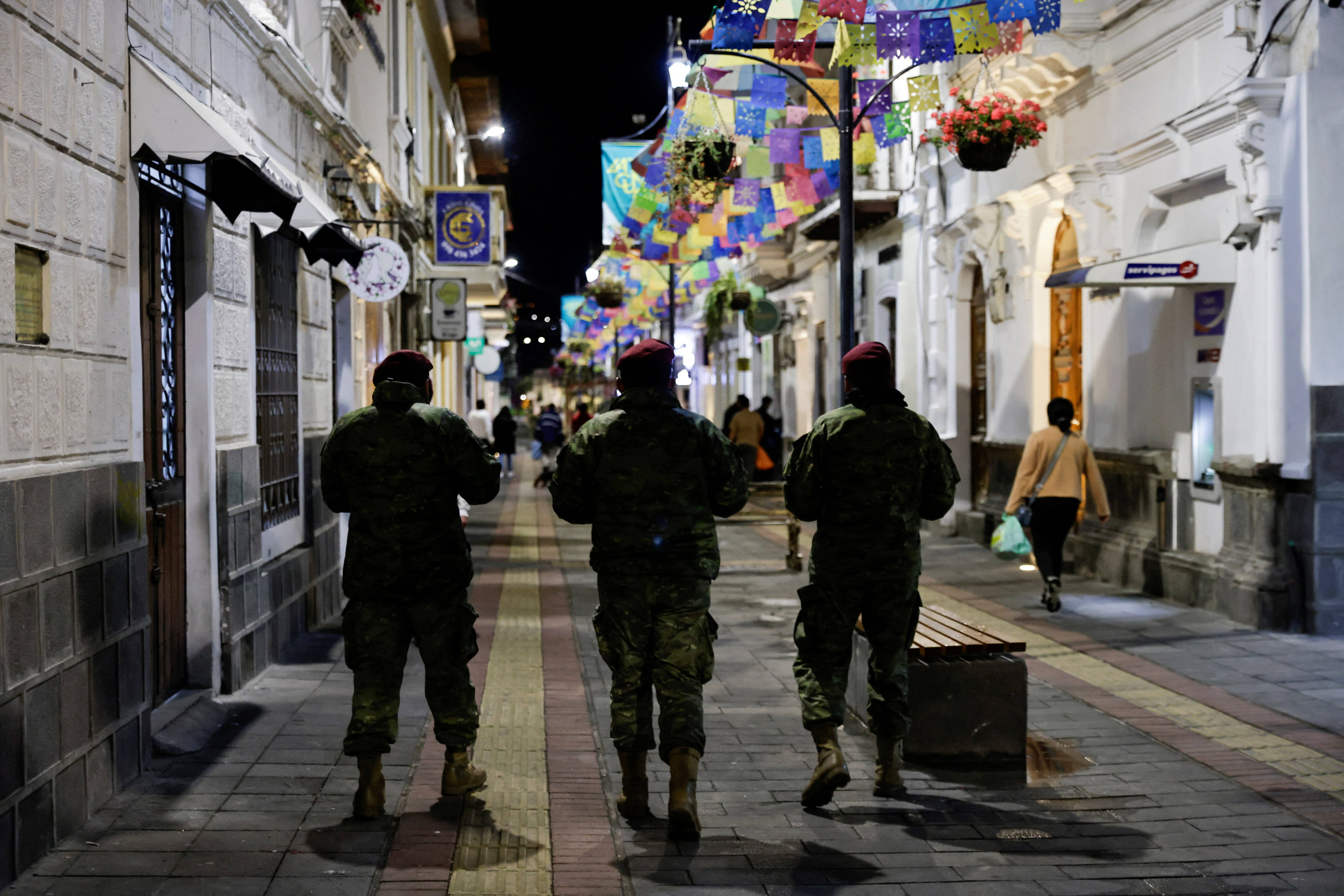 外代一线）厄瓜多尔：加强政府机关临时所在地警戒